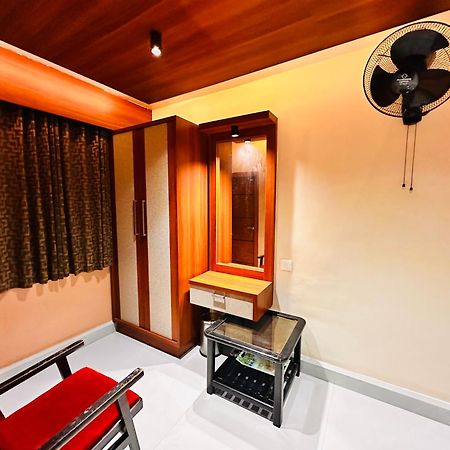 City Palace Hotel Udagamandalam Exterior photo