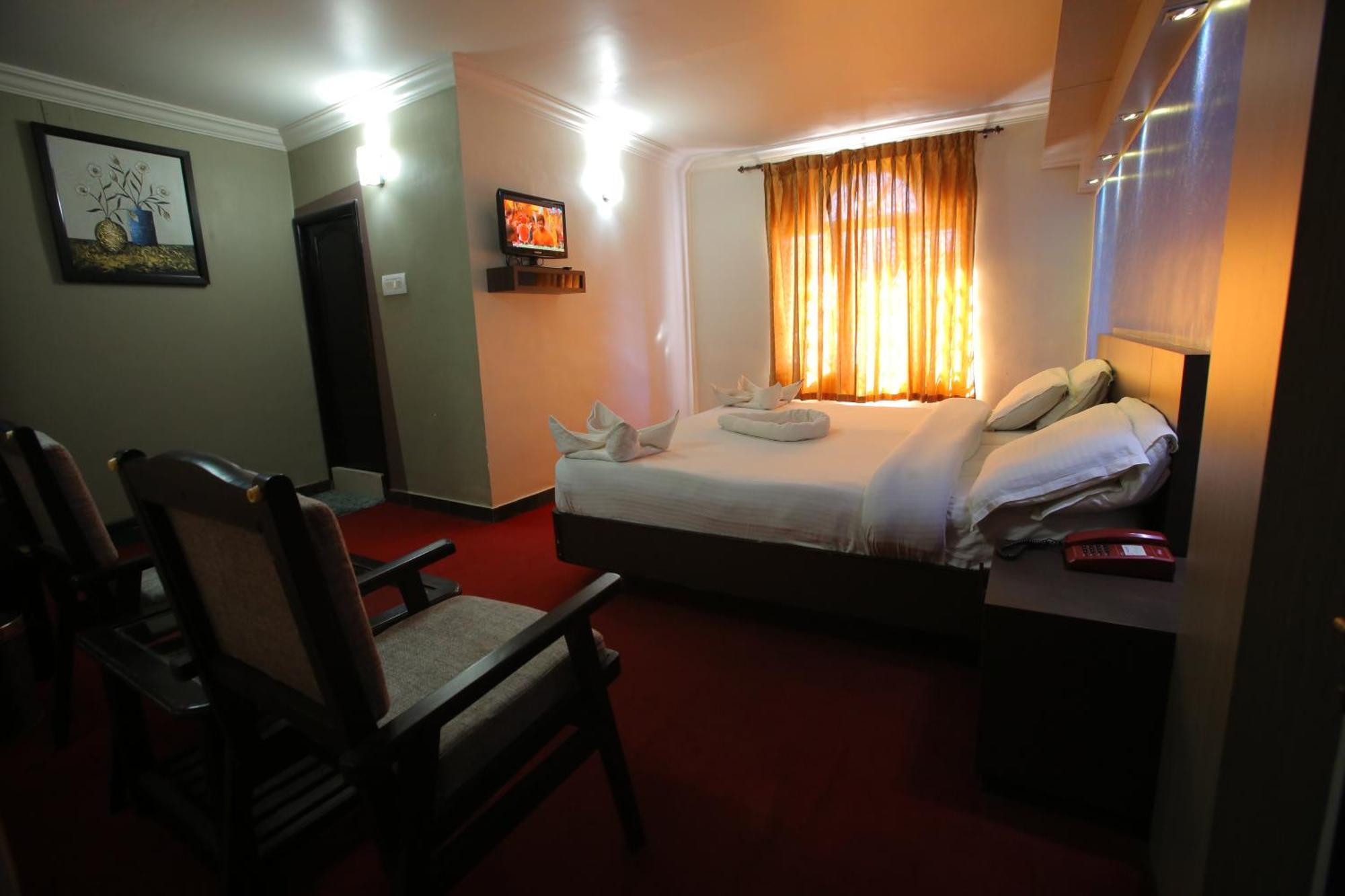 City Palace Hotel Udagamandalam Exterior photo