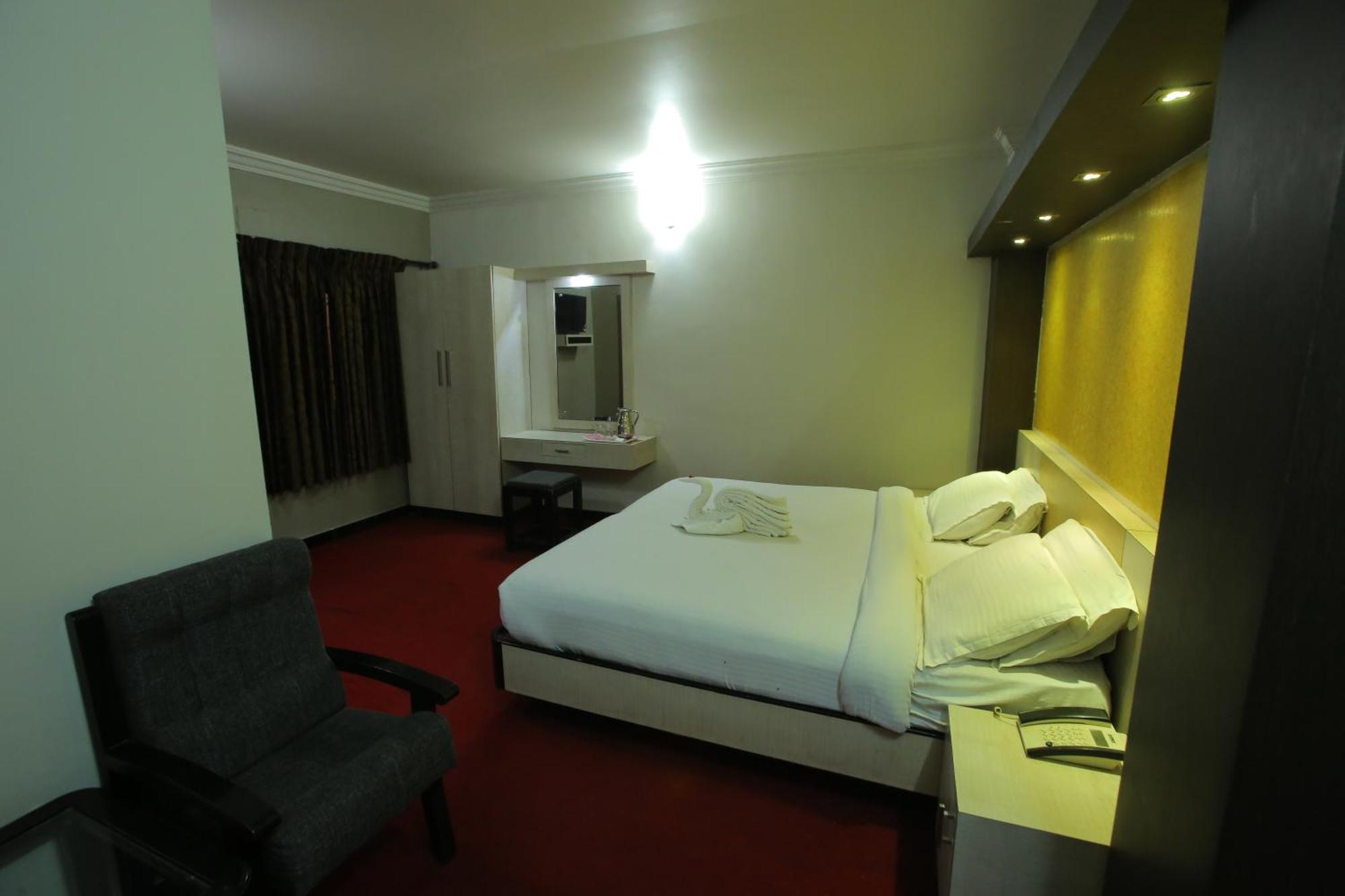 City Palace Hotel Udagamandalam Exterior photo