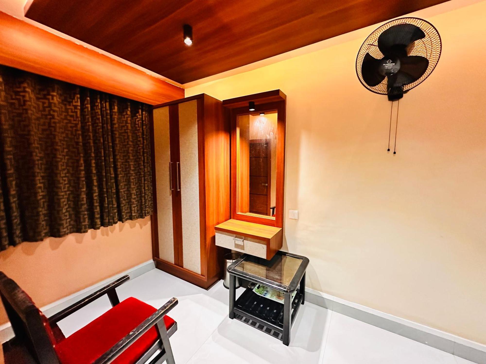 City Palace Hotel Udagamandalam Exterior photo