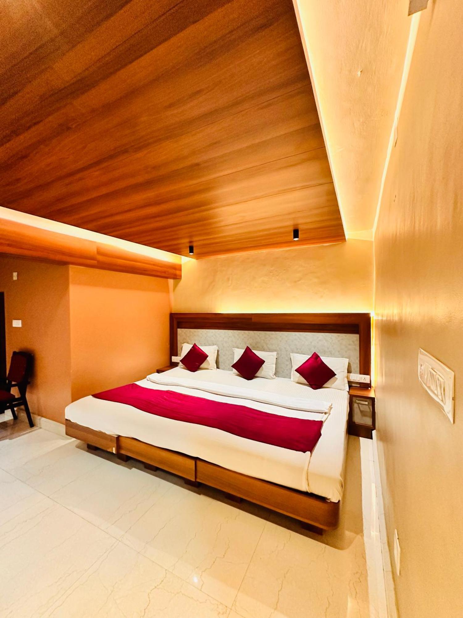 City Palace Hotel Udagamandalam Exterior photo