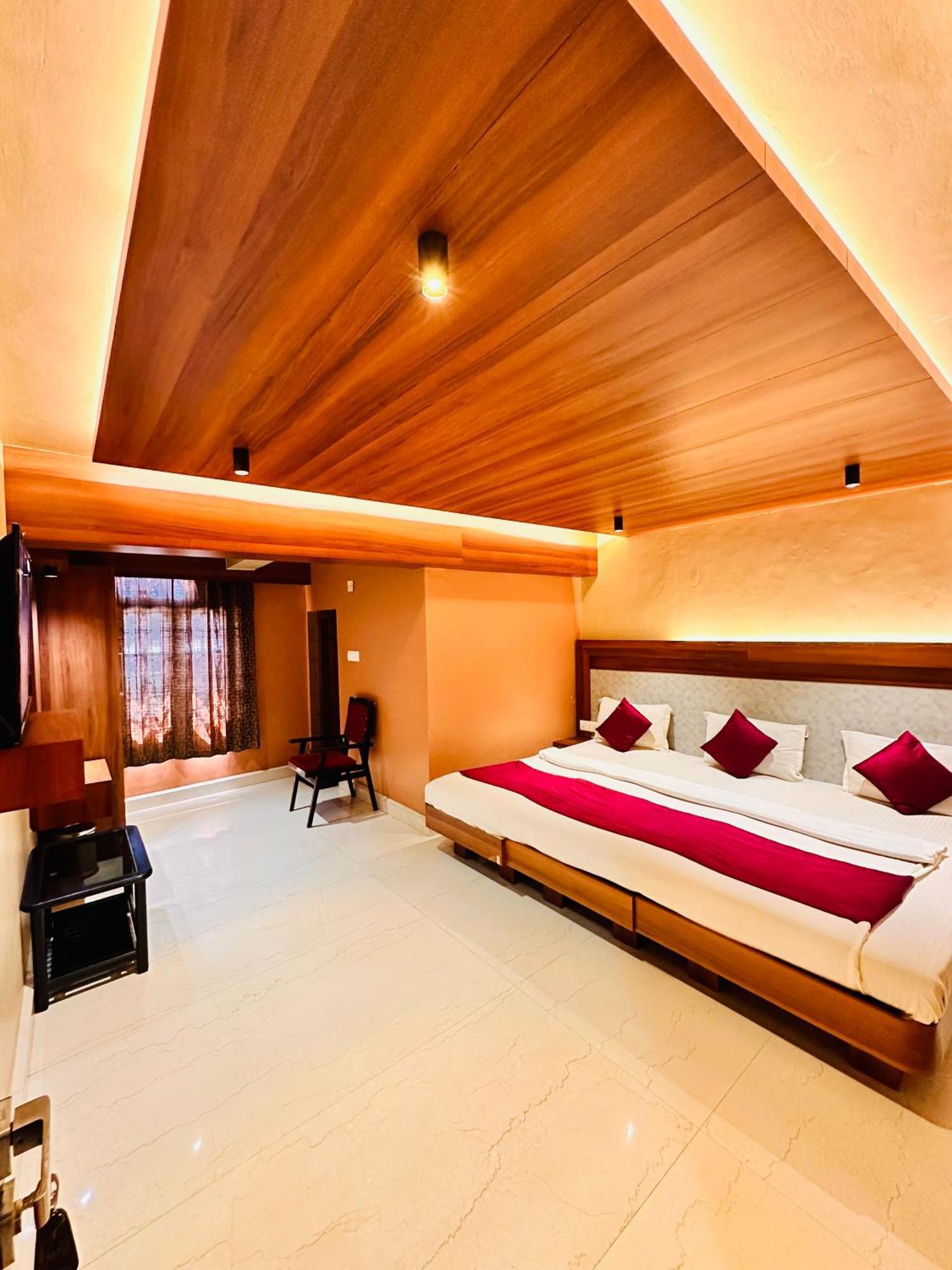 City Palace Hotel Udagamandalam Exterior photo