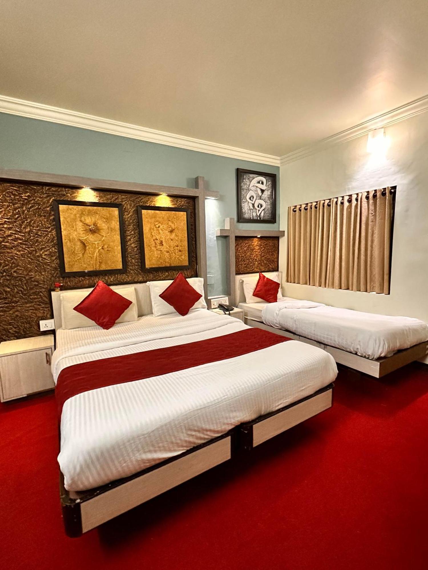 City Palace Hotel Udagamandalam Exterior photo