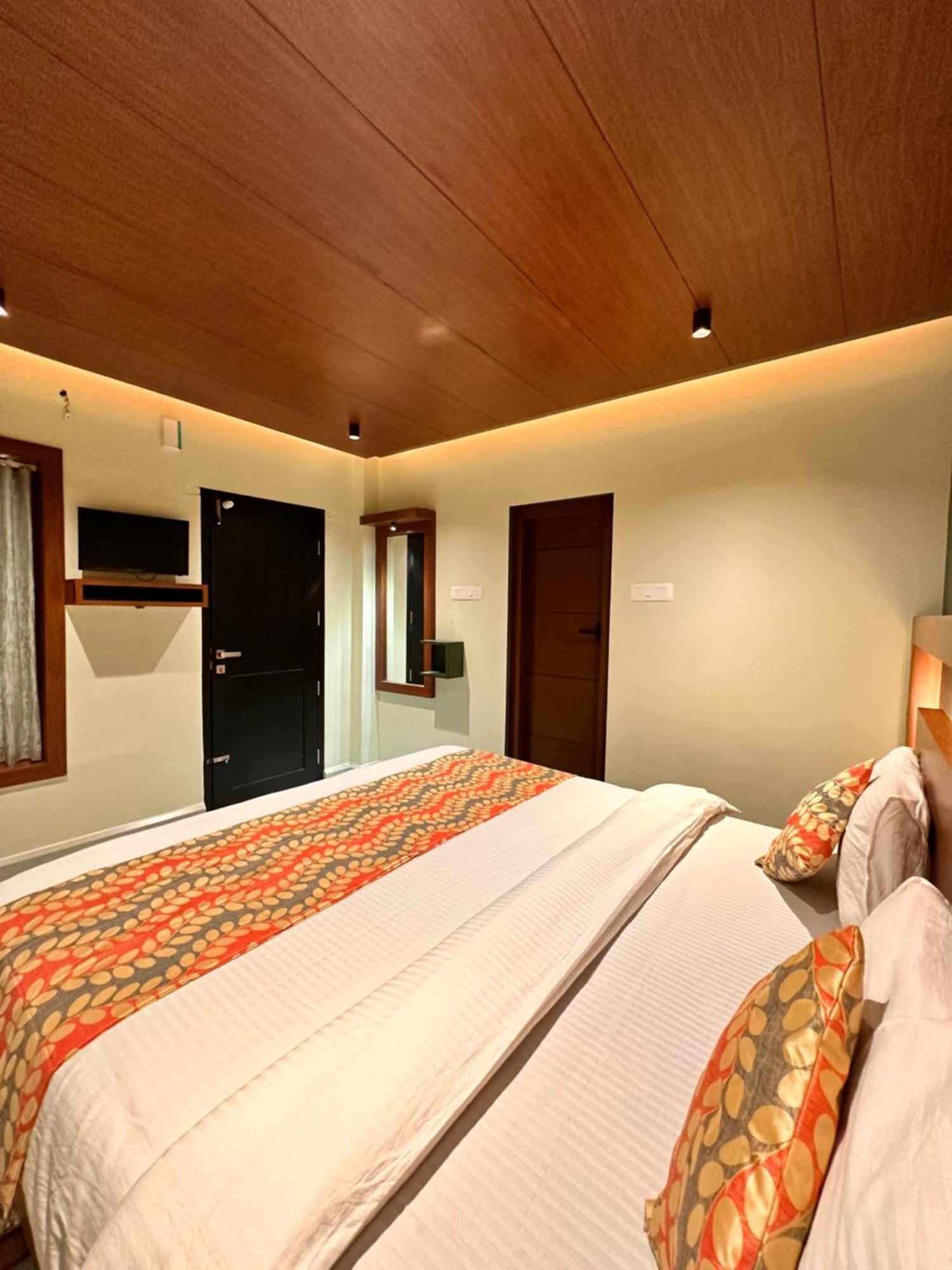 City Palace Hotel Udagamandalam Exterior photo