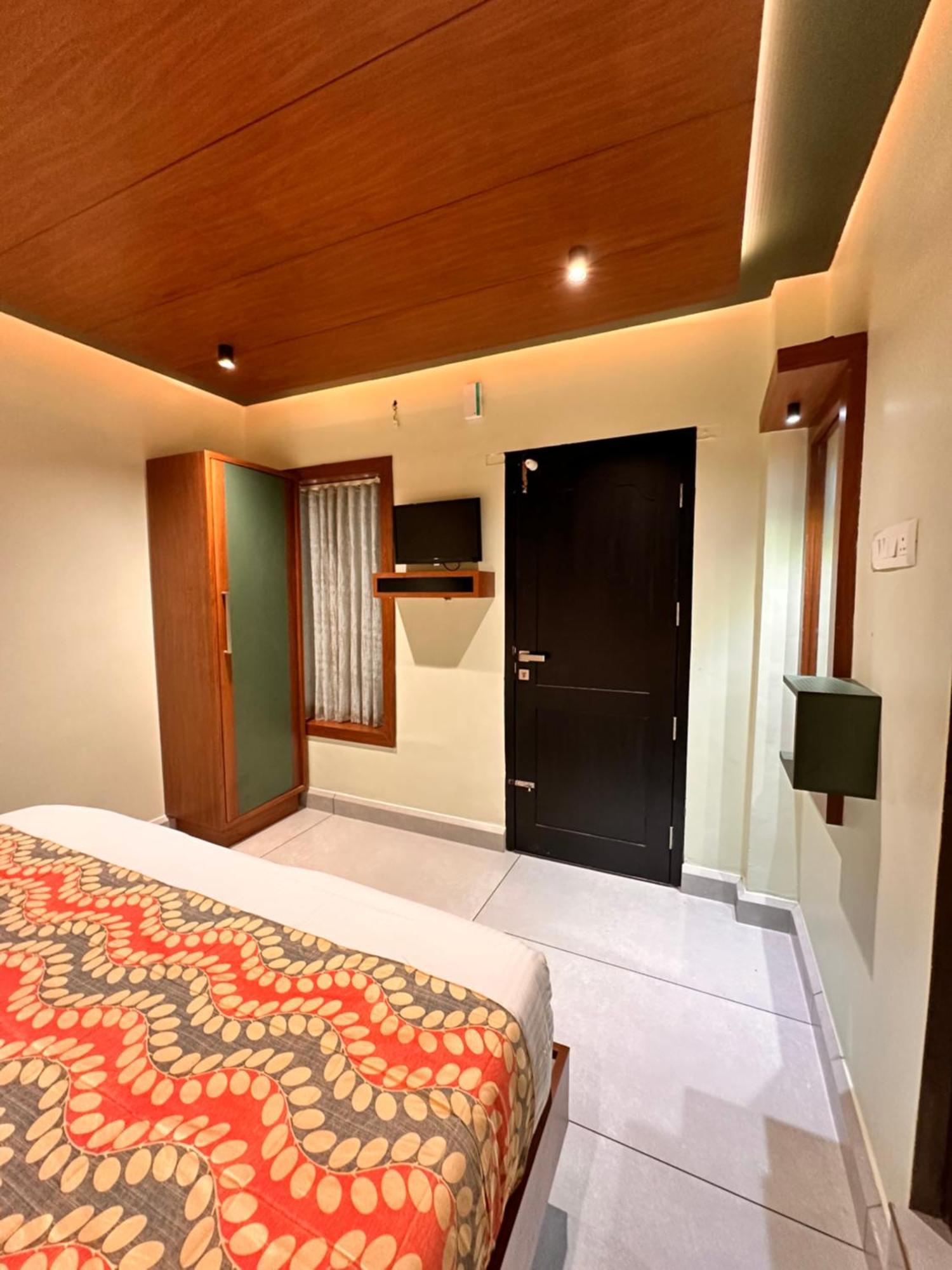 City Palace Hotel Udagamandalam Exterior photo
